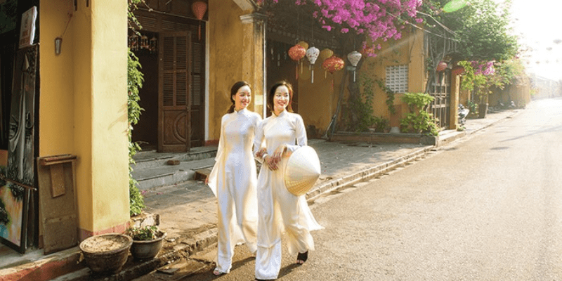 Kiểu dáng và chất liệu trang phục của người xông đất