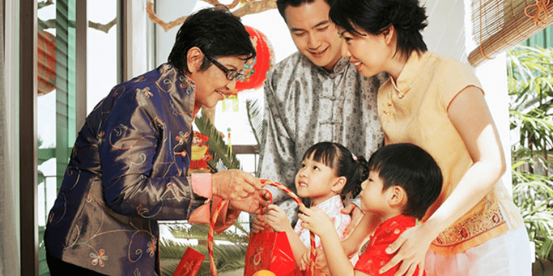 Ý nghĩa của việc mang quà khi xông đất